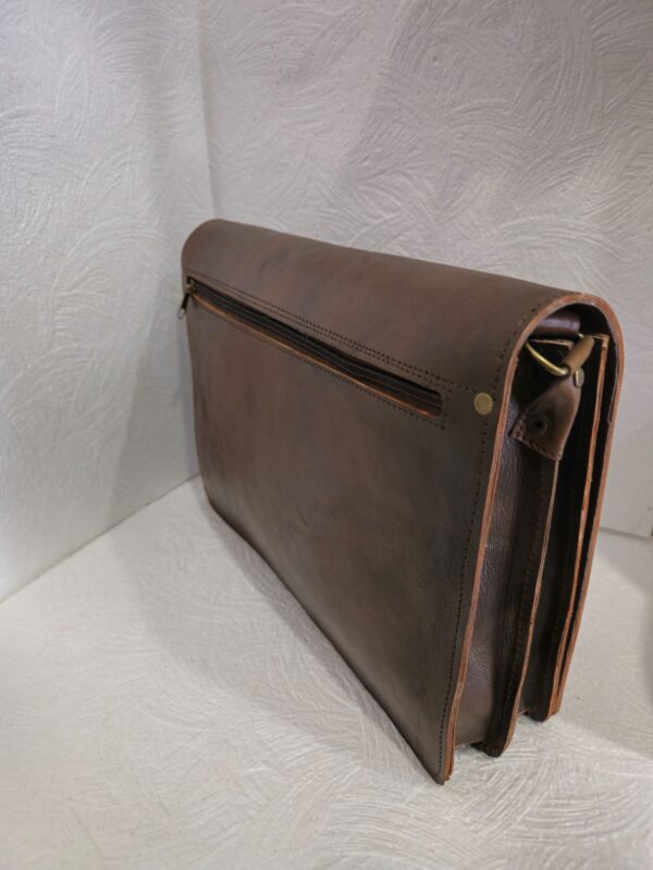 Чанта “пощальон” стил коняк