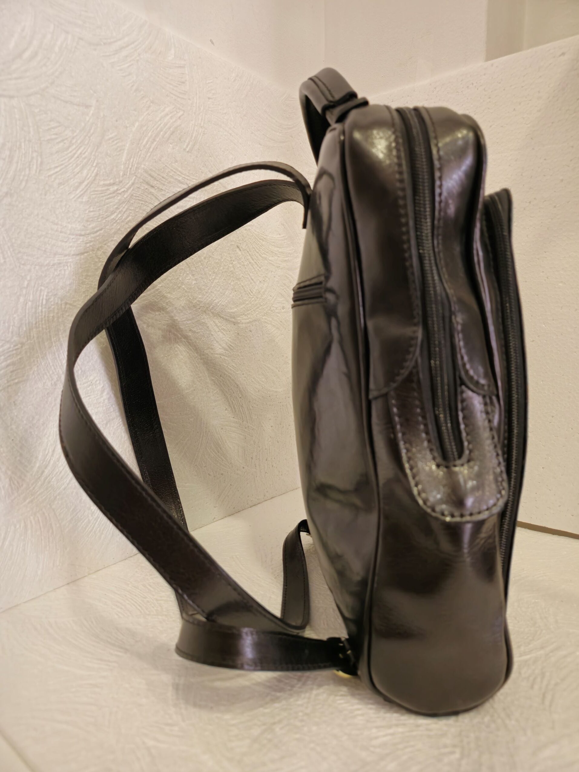 Италианска раница в черно