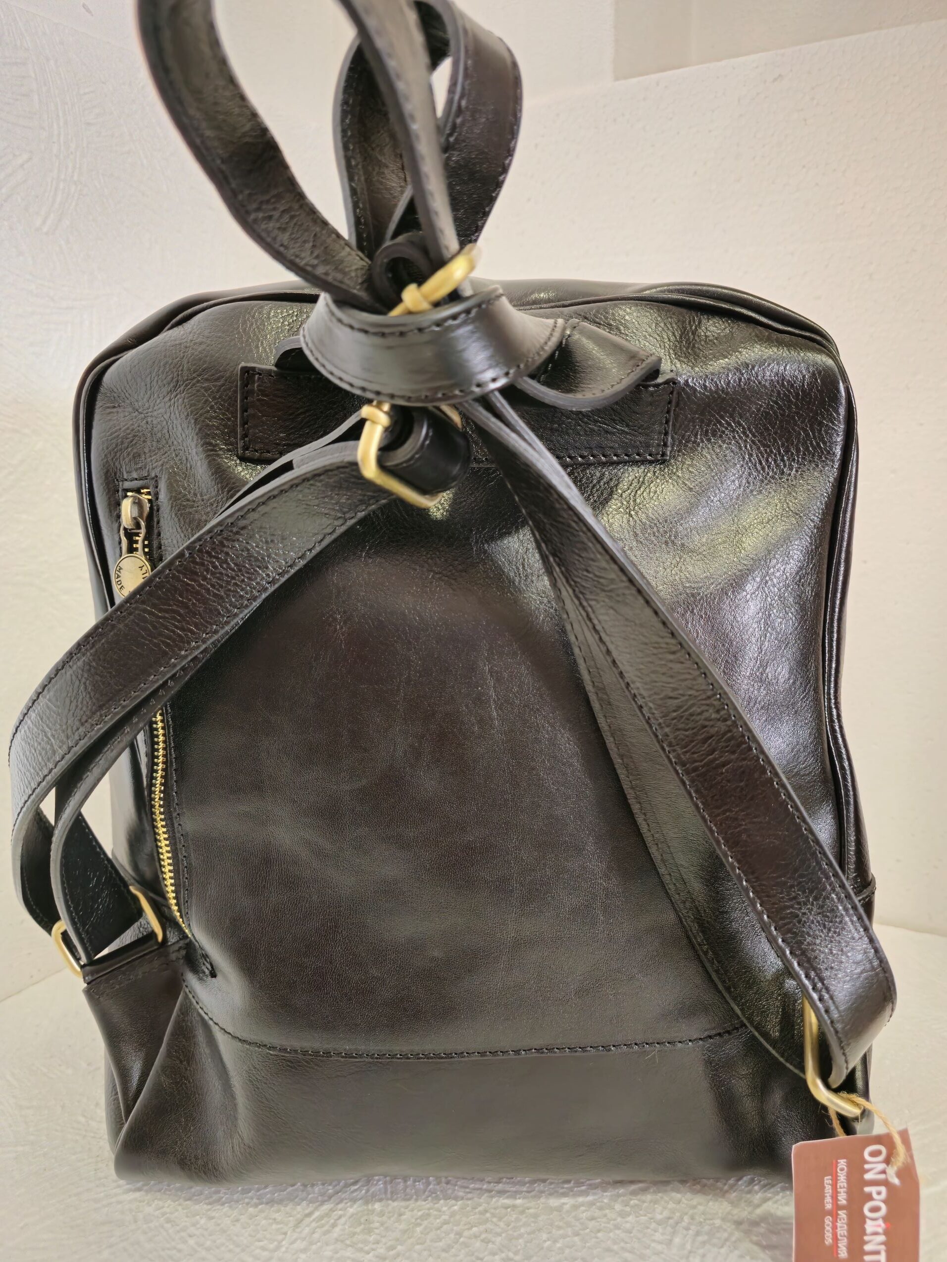 Италианска раница с преден джоб в черно