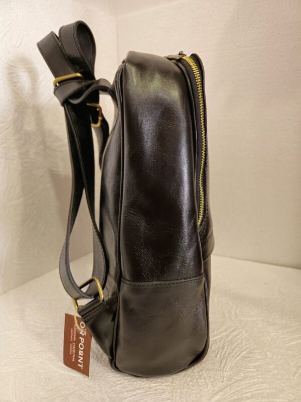 Италианска раница с преден джоб в черно