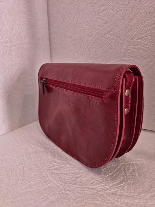 Овална италианска чанта в червено