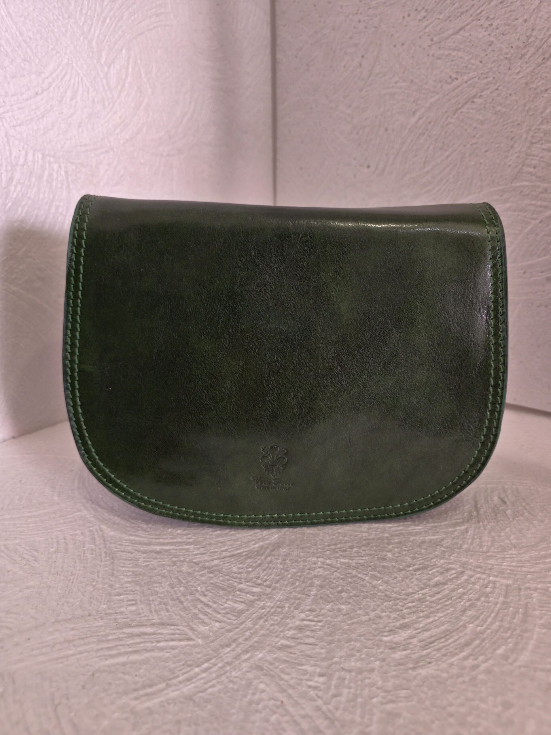 Овална италианска чанта в зелено