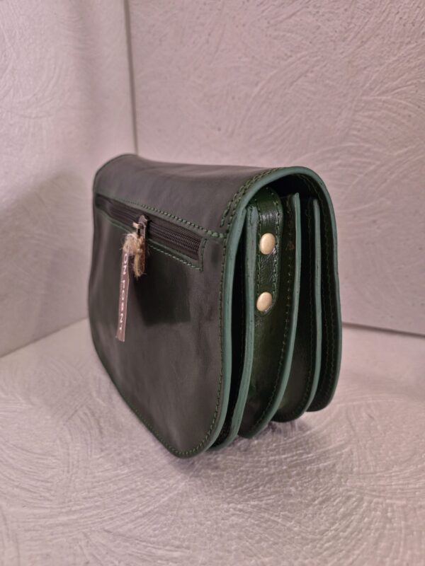 Овална италианска чанта в зелено