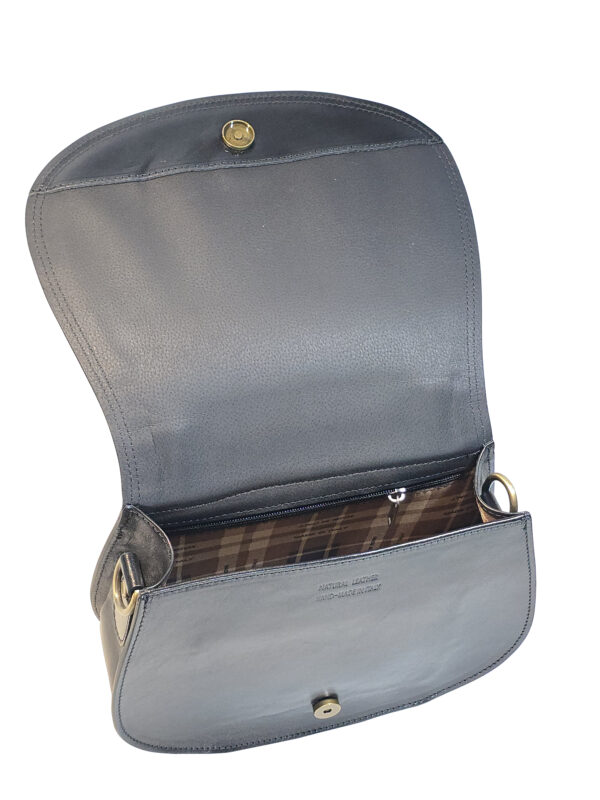 „Чанта Ферена – италианска кожена чанта, отворен капак, светла подплата и вътрешен ципов джоб“