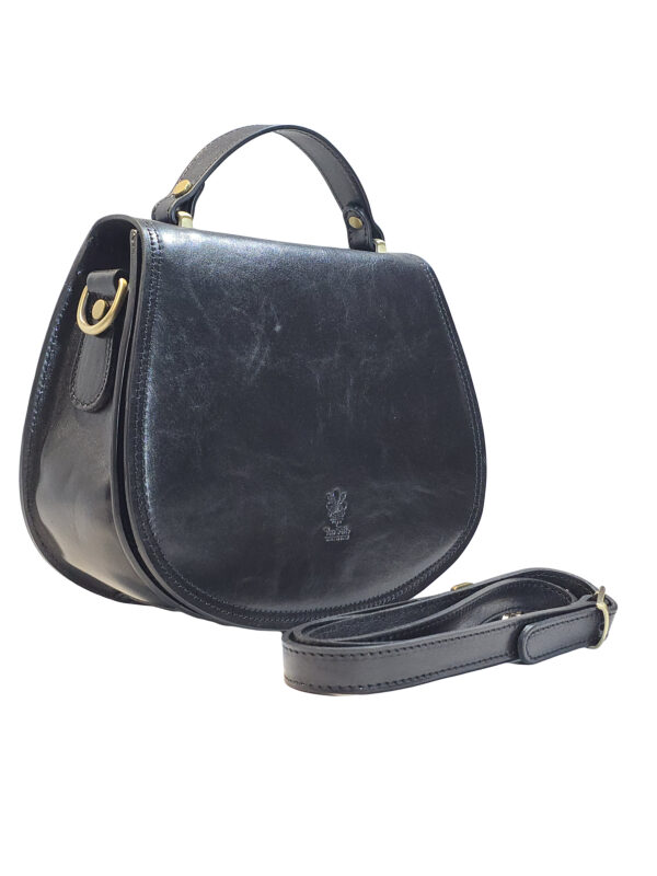 „Чанта Ферена – италианска кожена чанта, черна кожа с горна дръжка и дълга регулируема презрамка, гледка 3/4“