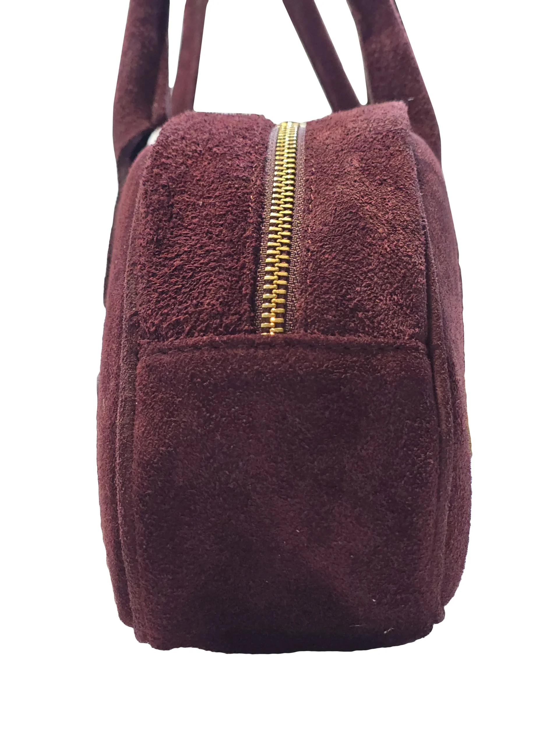 „Чанта Орена – профил с детайл на ципа и текстурата на кожата“