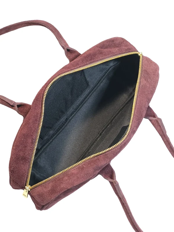 „Чанта Орена – профил с детайл на ципа и текстурата на кожата“