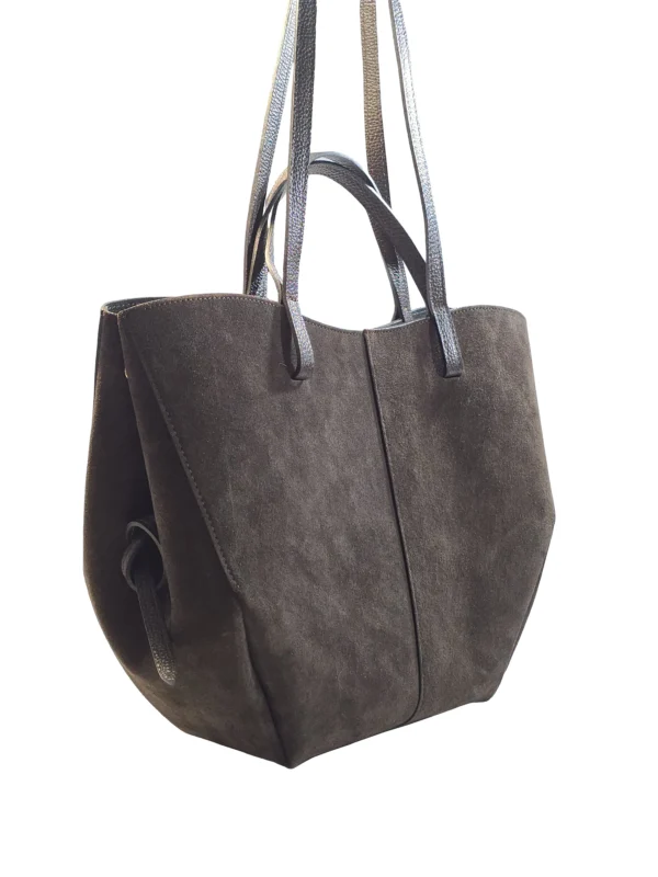 „Росена – 3/4 изглед на велурена tote чанта с кожени дръжки и изчистен силует“