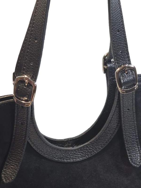 „Детайл на Владена – кожа с текстура и катарами на презрамките, сребрист обков“