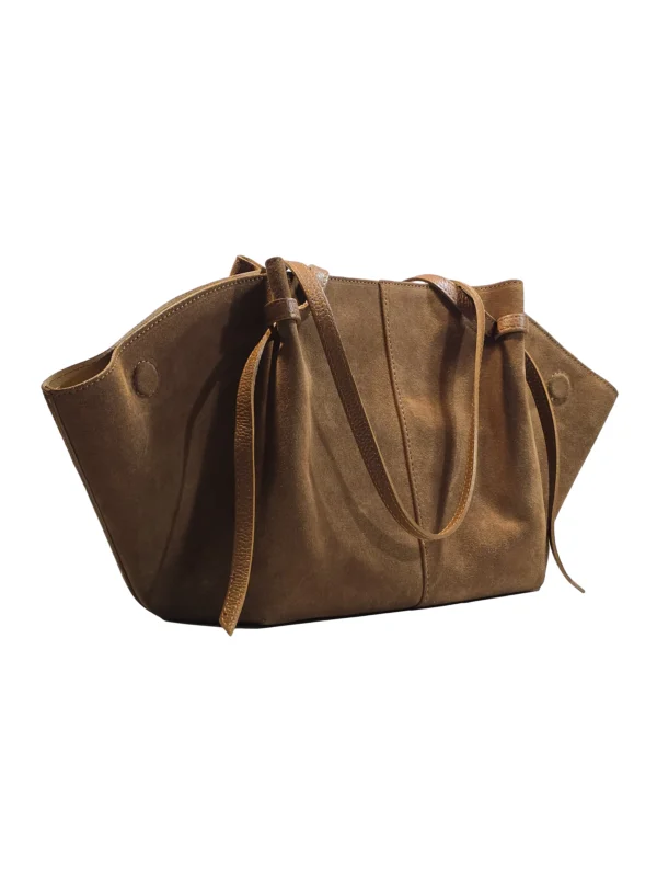 „Боряна – 3/4 изглед на велурена tote чанта със странични ‘крила’“