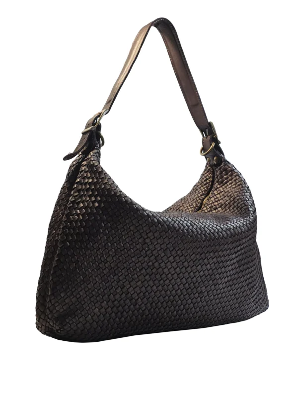 „Бела – 3/4 изглед на плетена кожена чанта с цип и метален обков“