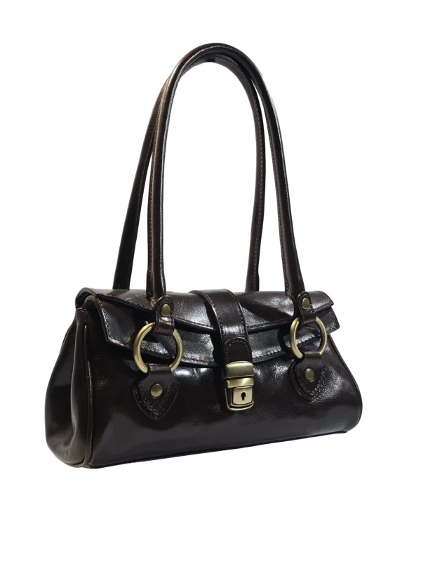 „3/4 изглед на Мелора – кожена чанта с капак и декоративни халки от месинг“