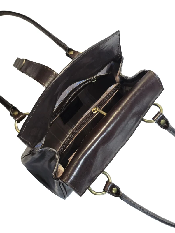 „Интериор на Мелора – вътрешно отделение с цип и организирано разпределение под капака“