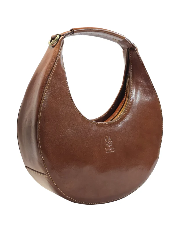 „Славея – 3/4 изглед на кожена чанта с полумесец силует и цип“