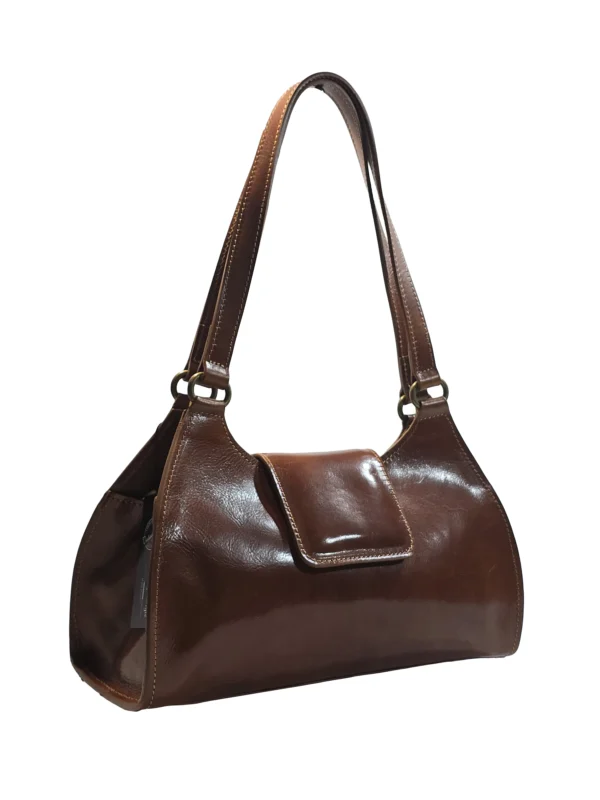 „Дивна – 3/4 изглед на кожена дамска чанта с метален обков и раменни презрамки“