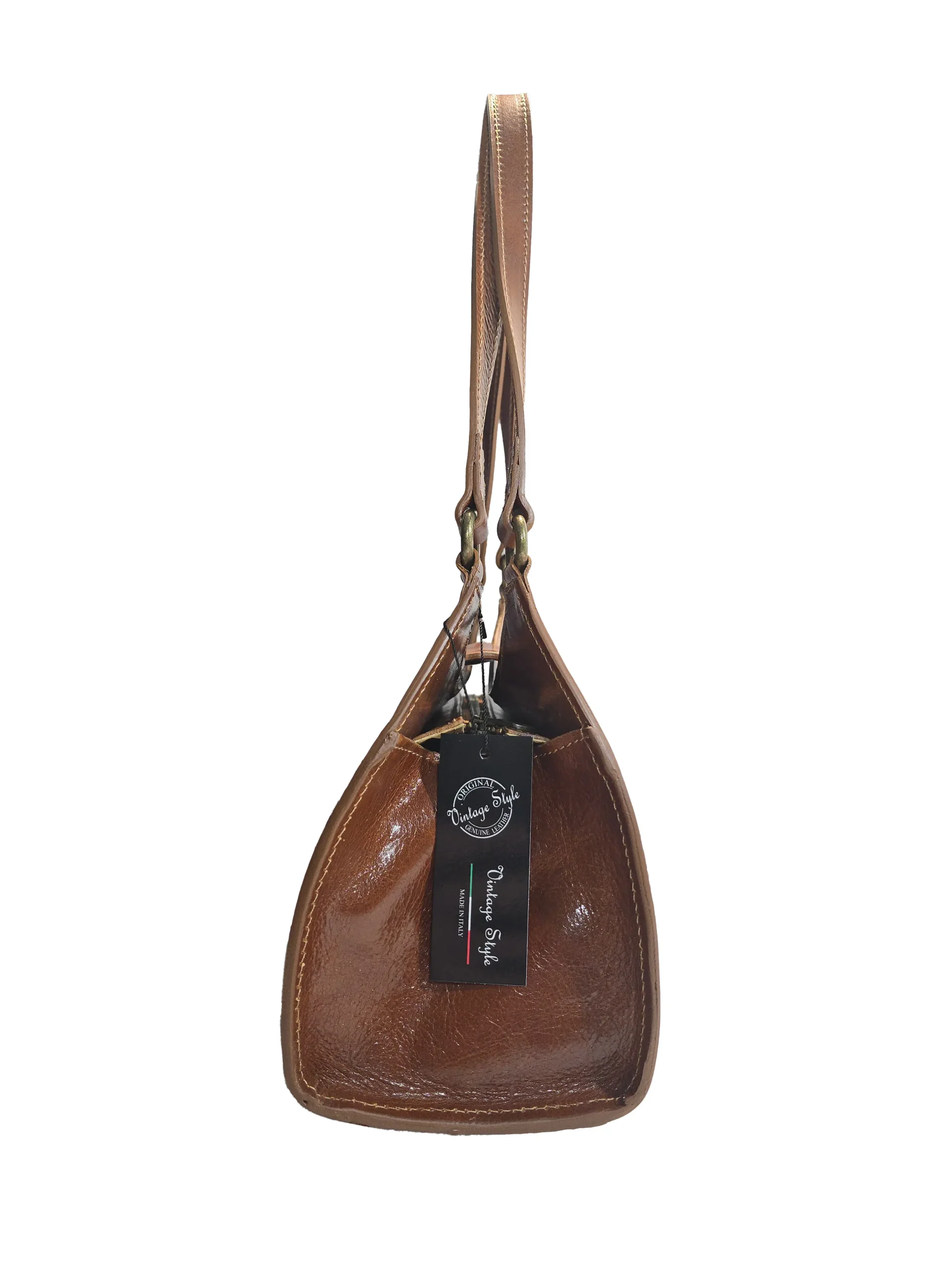 „Страничен профил на Дивна – структурирана кожена чанта с метален обков и компактна форма“