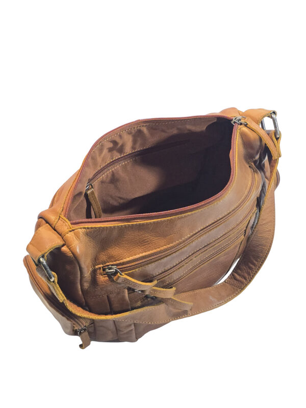 „Отворена чанта Рада – основно отделение с цип и вътрешен ципов джоб, изглед отгоре“