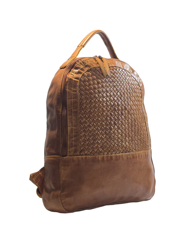 „Зара – 3/4 изглед на кожена раница с плетен панел и цип по контура“