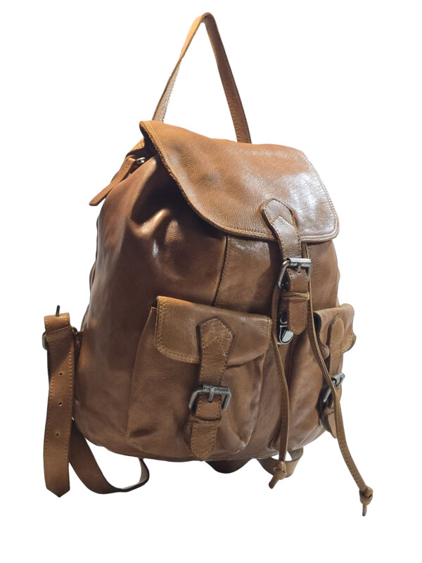 „Явора – 3/4 изглед на раница с предни джобове и капак с катарама“