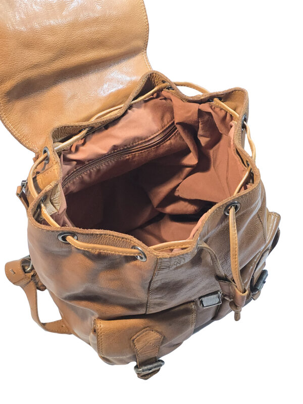 „Отворена Явора – основно отделение със шнур и вътрешен джоб с цип, изглед отгоре“