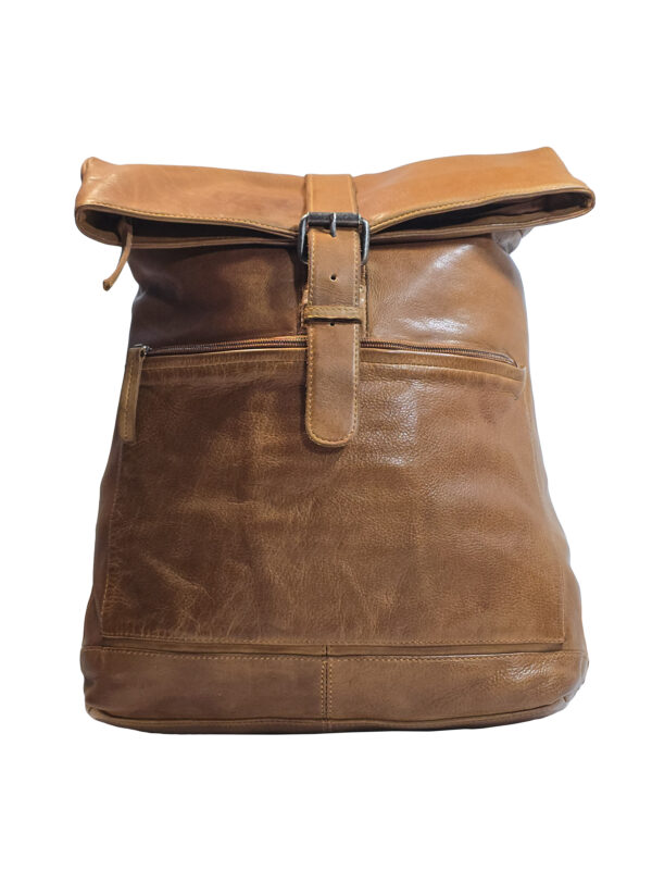 „Дамска раница Тина – прегъващ се капак с каишка и катарама, преден джоб с цип, изглед отпред“