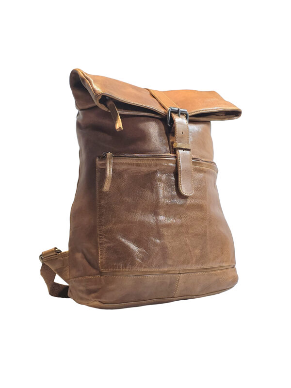 „Тина – 3/4 изглед на дамска раница от естествена варена кожа с преден джоб с цип“