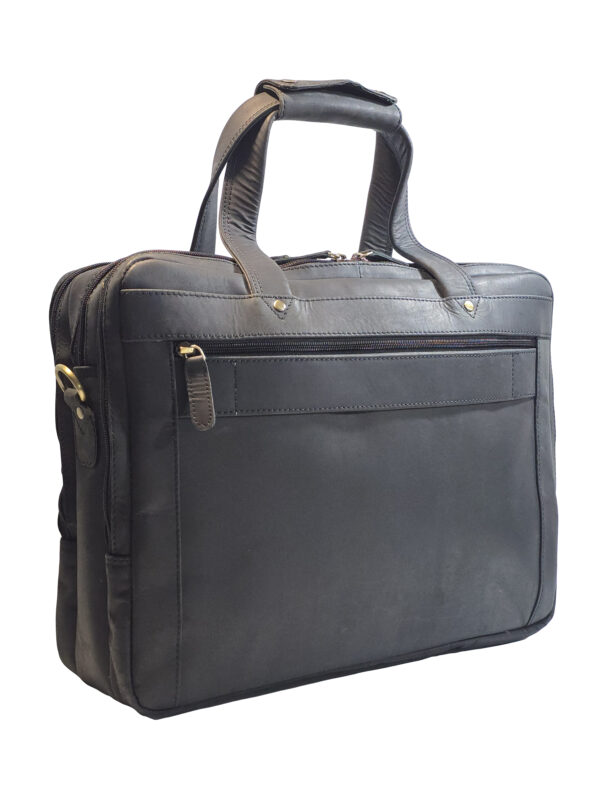 „Задна страна на Аргон – гладък панел с външен джоб с цип и дръжки от естествена кожа“