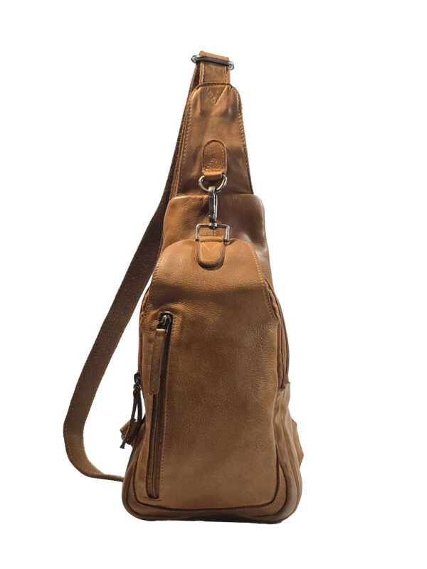 „Мъжка слинг чанта Андрос – компактна форма с преден вертикален джоб с цип и регулируема презрамка, изглед отпред“