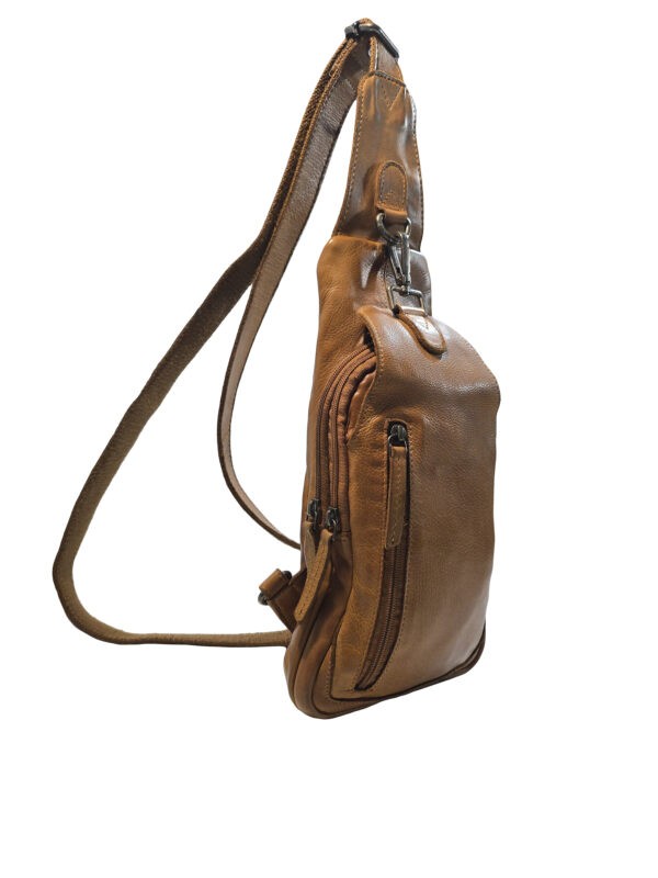 „Андрос – 3/4 изглед на мъжка слинг чанта от естествена варена кожа с два основни ципа и метален обков“