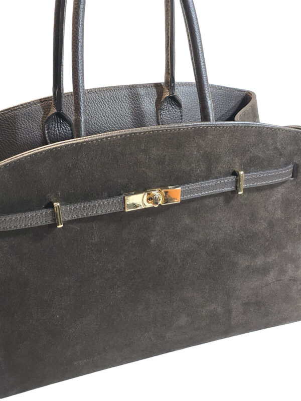 „Детайл на Виолета – метална закопчалка и кожена лента с обков отпред“